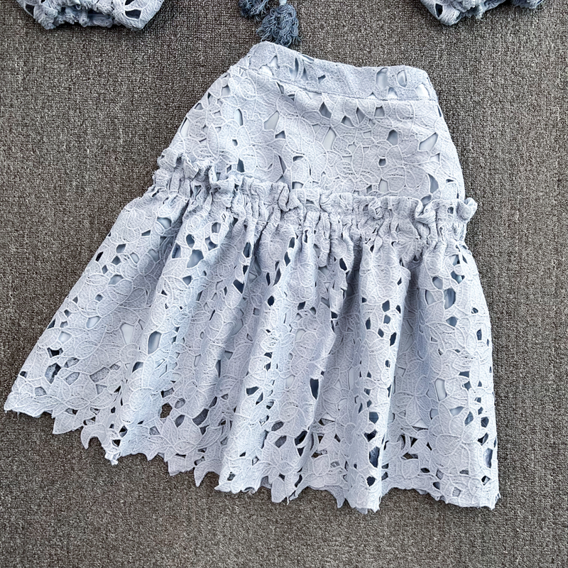 Conjunto feminino de duas peças com camisa curta e manga lanterna, cintura alta e saia justa em A_voghion.com