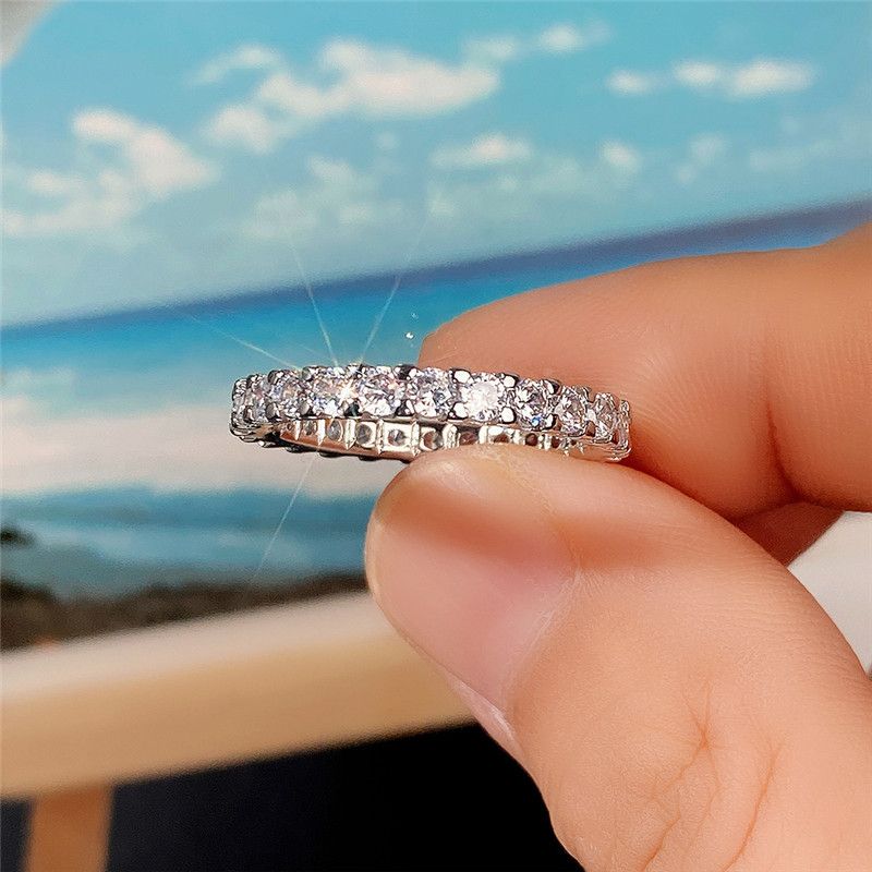 Vendas quentes Huitan Bling Promise Rings com CZ redondo delicado discreto anel de casamento para mulheres alta qualidade cor prata jóias da moda_voghion.com