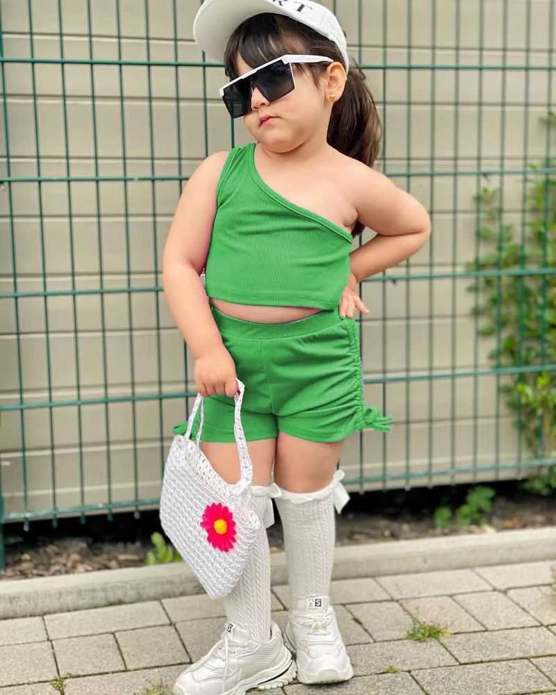 M8030 Nuovo set di due pezzi per ragazze con top monospalla e pantaloncini tinta unita estivi_voghion.com