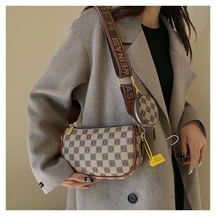 Borsa famosa su Internet per le donne nel 2024, nuova borsa quadrata piccola stampata alla moda, tracolla larga versatile, singola_voghion.com