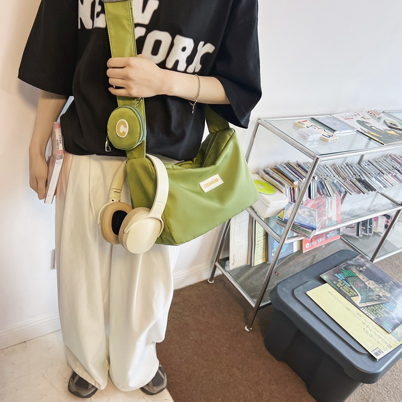 Bolso de Material de tela de nailon para mujer, nuevo diseño de nicho, diseño de banda ancha, bandolera de un hombro, bolso de bola de masa para mujer_voghion.com