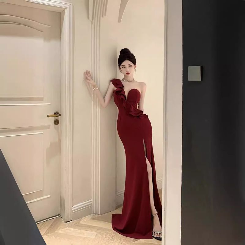 Abito da sirena con spalle scoperte, orlo asimmetrico e inserti in rete trasparente - Abito da sera con spacco profondo per feste e serate di gala (nero/bordeaux, S-XL)_voghion.com