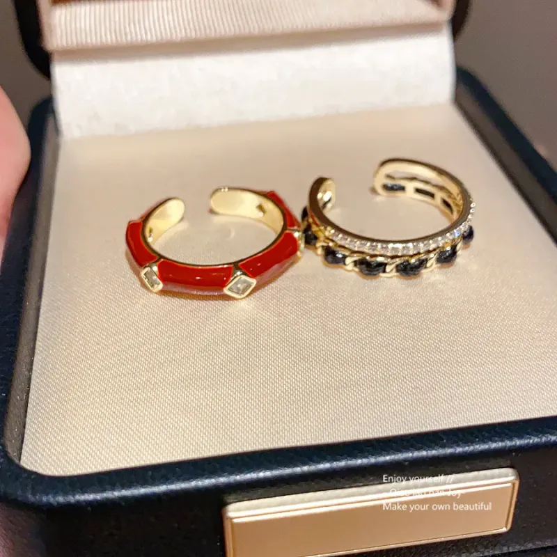 Anello aperto color oro con dettagli in strass e pietre preziose nere, delicato regalo di gioielli quotidiano ed elegante per lei, elegante e_voghion.com