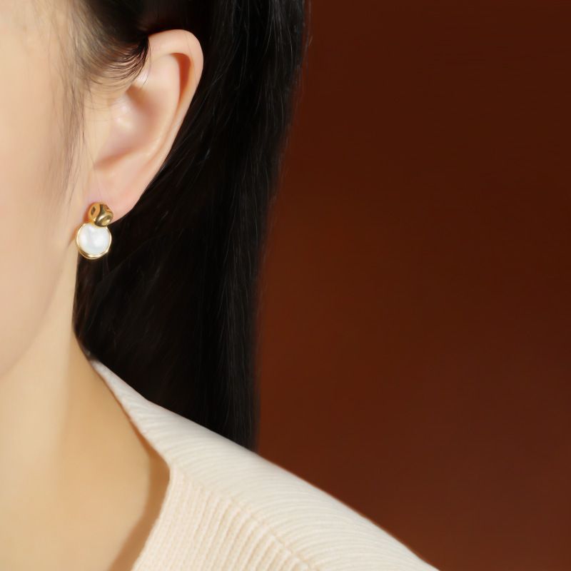 Boucles d'oreilles à tige en nacre blanche incrustée de mode en argent S925 pour femmes, niche polyvalente, plaquée or, boucles d'oreilles de luxe légères_voghion.com