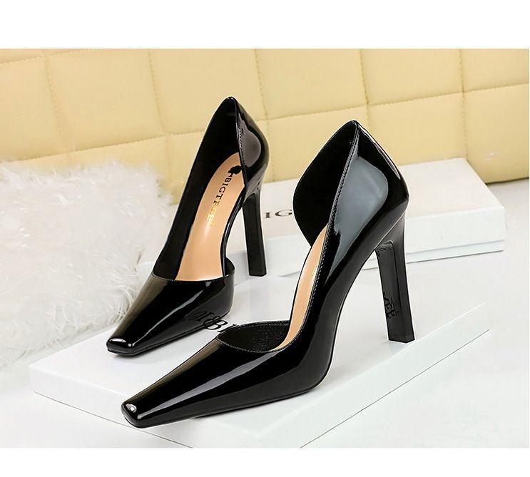 Damenschuhe mit dicken Absätzen, superhohen Absätzen, Lackleder und flacher, seitlich ausgehöhlter quadratischer Spitze_voghion.com