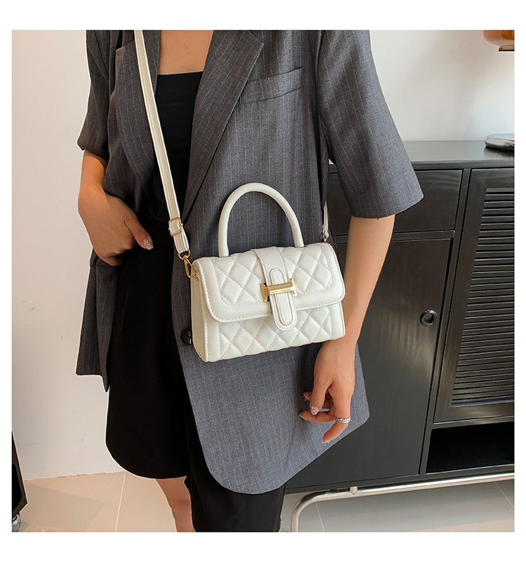 Borsa piccola con filo da ricamo Lingge 2023 Borsa da donna nuova Borsa a tracolla larga all-match in stile esplosivo popolare Borsa a tracolla piccola borsa quadrata portatile_voghion.com