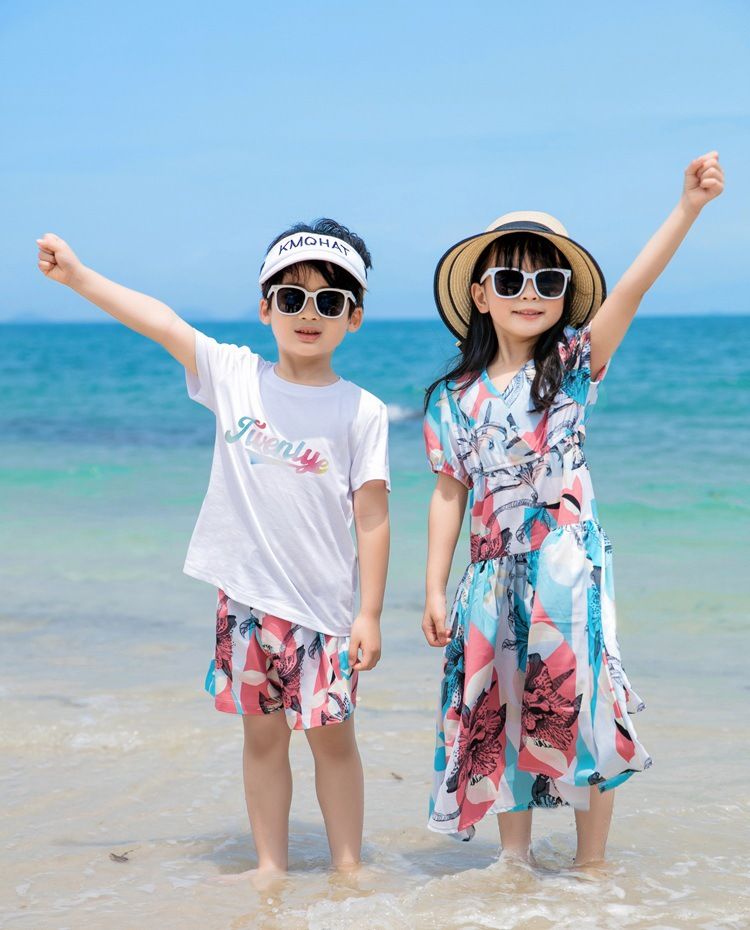 Familienkleidung, Familienkleid, Sommerkleid, eine dreiköpfige Familie, Mutter- und Tochterkleid, Reise-Urlaub, Strand-Set_voghion.com
