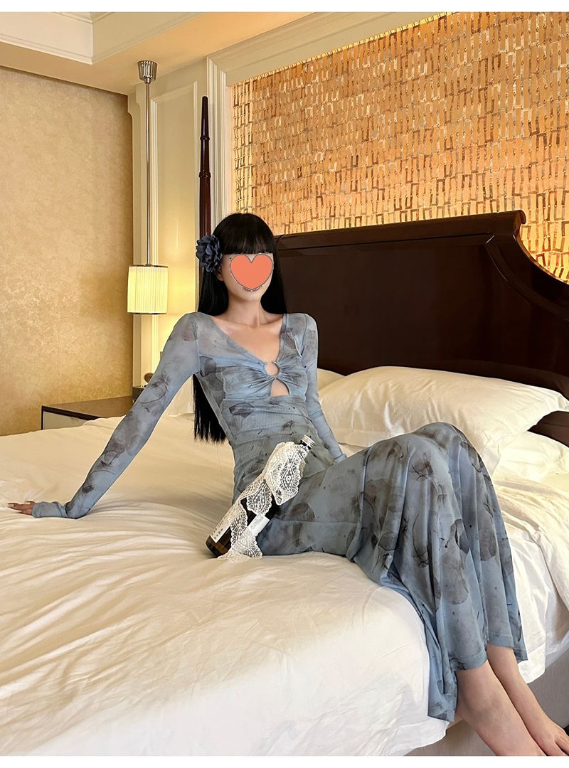 Abito a maniche lunghe in maglia tie-dye con scollo a V Spicy Girl per donna all'inizio dell'autunno, design sexy con vita cava, temperamento_voghion.com