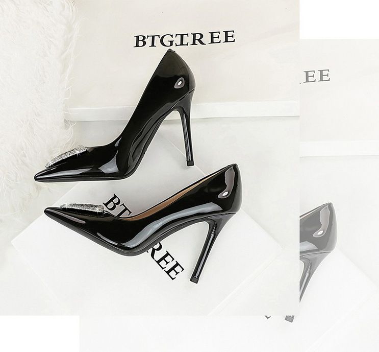 6122-3K36 Scarpe con tacco a spillo in pelle verniciata lucida, punta bassa e affusolata, con strass scintillanti e tacco alto_voghion.com