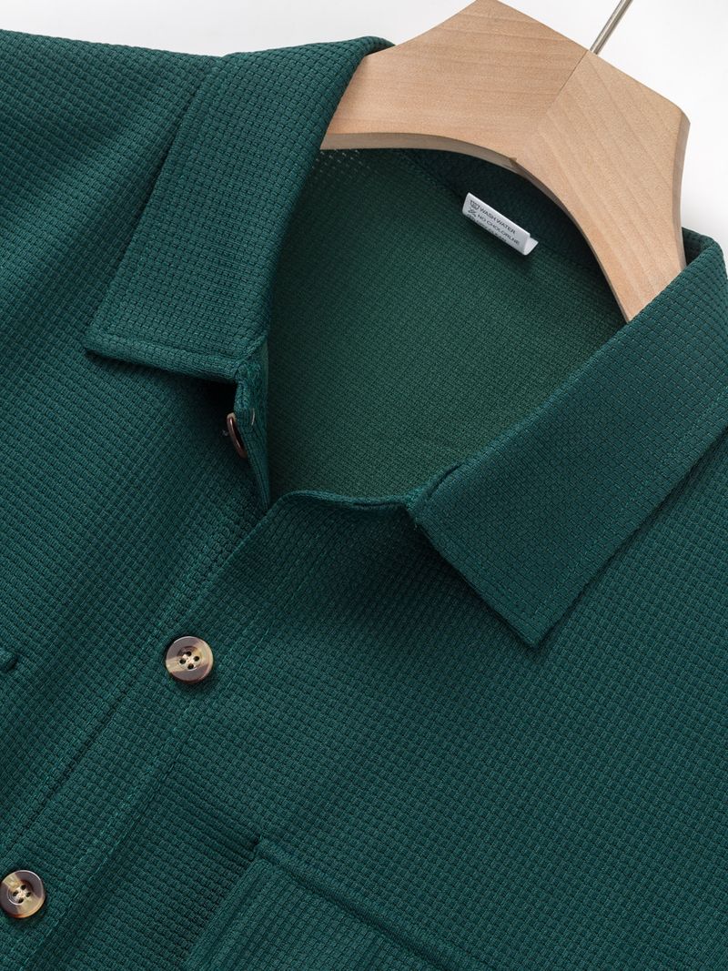 Herrenbekleidung: Kurzarmhemd aus Waffelstrick mit Tasche – lässiges Oberteil mit Button-Down-Kragen in Unifarben (Schwarz, Weiß, Grau, Khaki, Burgunderrot)_voghion.com