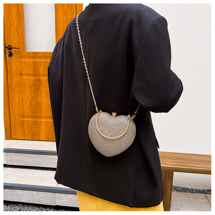 2024 Nuova borsa da donna alla moda e alla moda per la festa serale con tracolla a catena a forma di cuore con tracolla singola_voghion.com