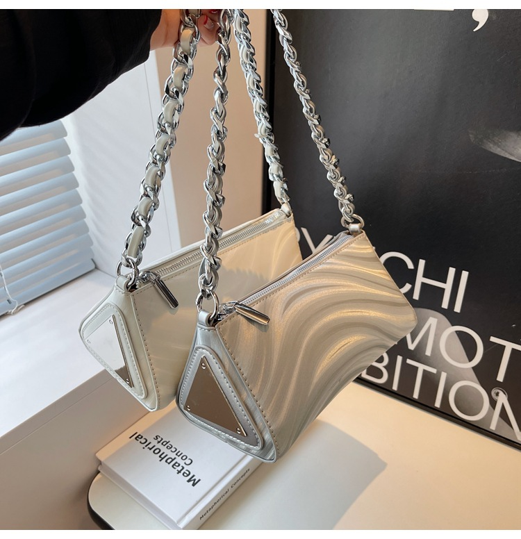 Borsa a tracolla francese transfrontaliera da donna 2023 Inizio autunno Nuova borsa a tracolla per pendolari a catena di fascia alta da donna borsa a tracolla con ondulazione dell'acqua_voghion.com