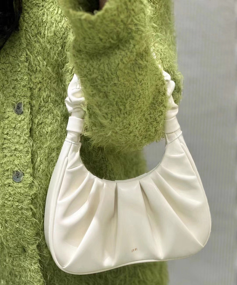 Rüzgarlı yerlere git, Liu Yifei. Aynı stil JW Cloud Bag yumuşak deri hissi. Pileli elde tutulan koltuk altı çantası_voghion.com