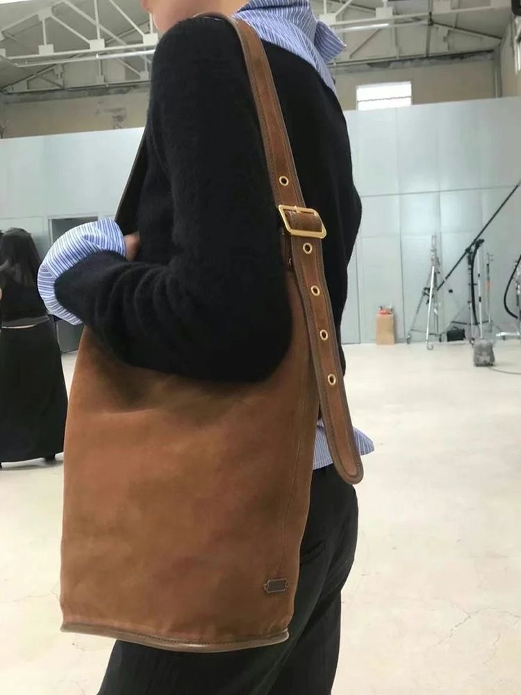 Sac seau à bandoulière en daim rouge avec ceinture décontractée, nouvelle mode automne-hiver 2025, personnalité polyvalente, niche légère_voghion.com