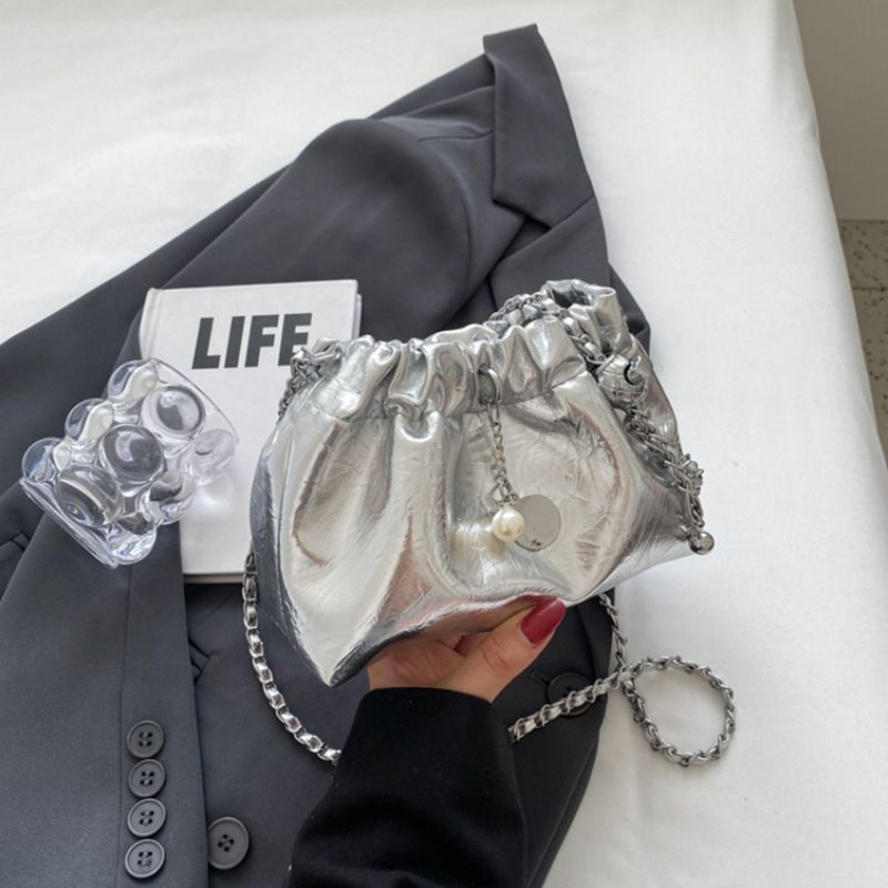 Borsa a tracolla da donna con tracolla singola, versatile, leggera e alla moda, a forma di secchiello con nuvole rugose, di alta qualità, 2025_voghion.com