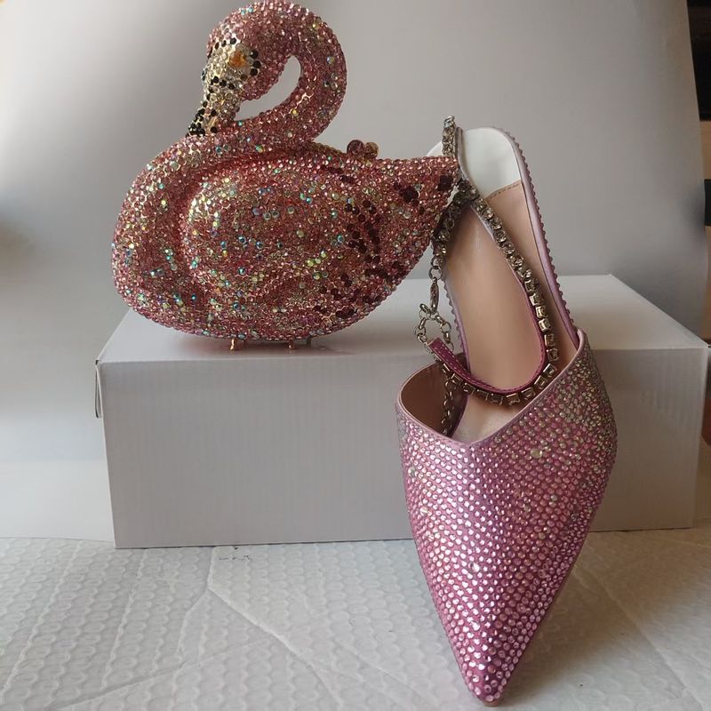 Komplettset mit spitzen Damenschuhen mit Kristallen, spitzen Stiletto-High Heels und Abendtasche aus Kristallen für Damen_voghion.com
