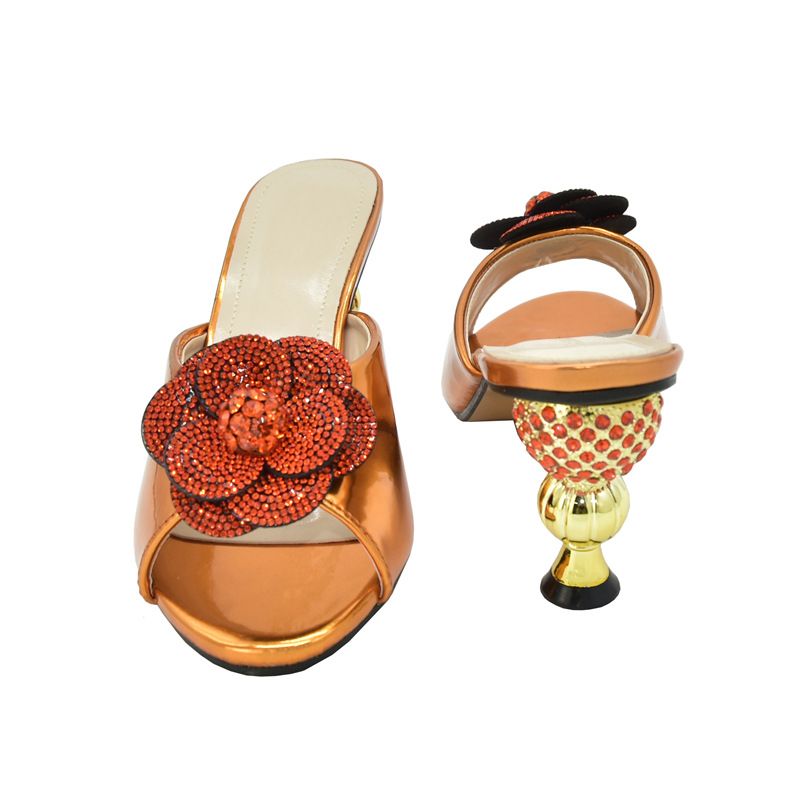 Kombinéiert den Owend mat glänzende Sandalen mat héijen Absätz a ronnem Fëschmond an engem Clutch-Set mat dräidimensionalen Decals_voghion.com