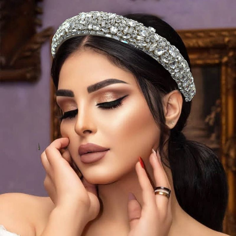 Lesklá čelenka s hustou houbou plná diamantů Svatební ručně vyráběné doplňky k večerním šatům čelenky_voghion.com