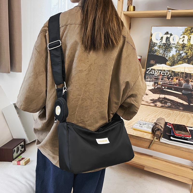 Bolso de Material de tela de nailon para mujer, nuevo diseño de nicho, diseño de banda ancha, bandolera de un hombro, bolso de bola de masa para mujer_voghion.com