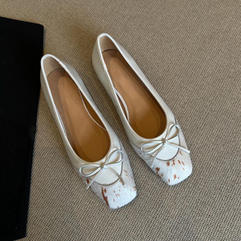 Version en peau de mouton ~ Semelle plate à nœud peu profond pour femmes, portant des chaussures à tête carrée en crin de cheval sur une_voghion.com