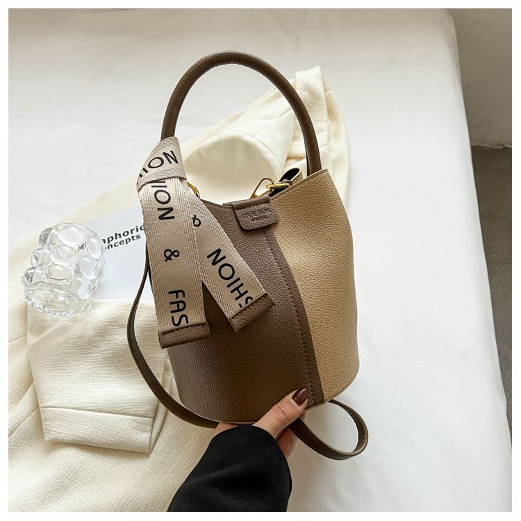Borsa a tracolla da ascella di alta qualità, con design a blocchi di colore, da donna, con secchiello portatile, 2025_voghion.com