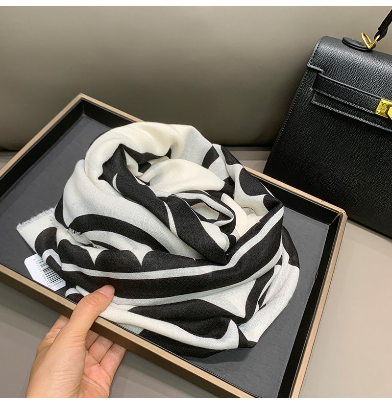 Großer Schal mit elegantem Kamelienmuster in Schwarz und Weiß – ein Designklassiker für Damen, perfekt für Frühling und Sommer._voghion.com