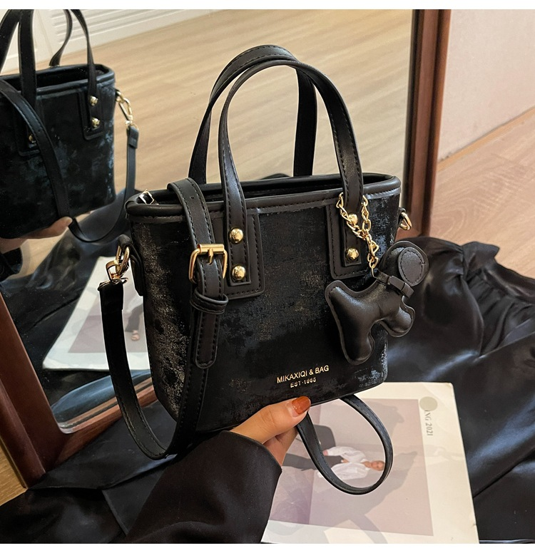 2024 New Popular Small Bag This Year Women's Fashion Versatile One Shoulder Crossbody Bag Retro Small Handheld Bucket Bag_voghion.com