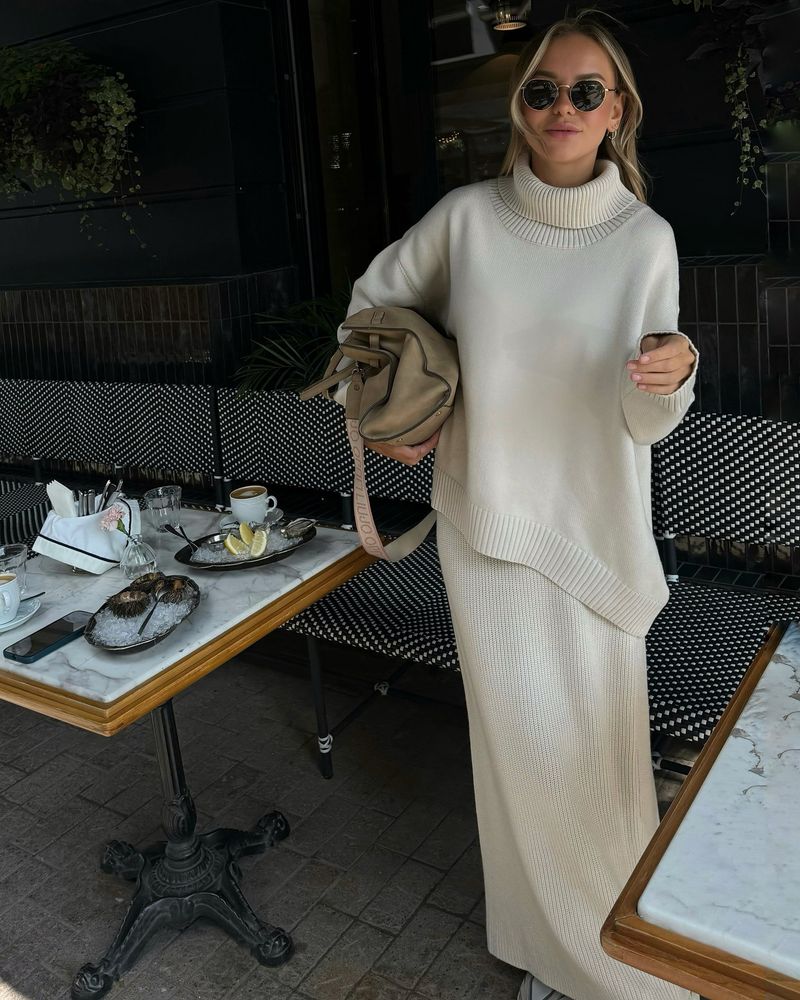 Zweiteiliges Damen-Strickset im französischen Stil: Damenpullover mit Stehkragen, langen Ärmeln und lockerer Passform sowie gerader Rock – ein lässiges Herbst-Winter-Outfit_voghion.com