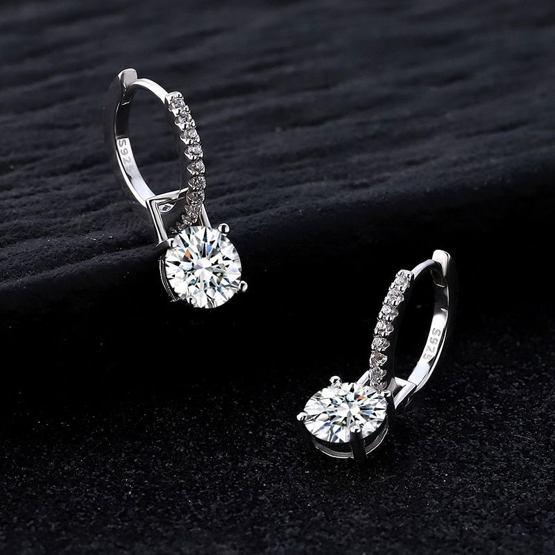 Orecchini pendenti con polsino in argento sterling placcato PT950 - Moissanite rotonda, elegante design di gioielli_voghion.com