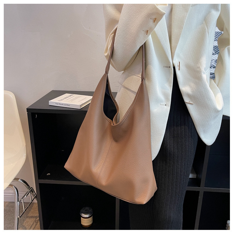 New fashionable women's bags for spring and summer, single shoulder underarm bag with large capacity crossbody bag, high-end commuting tote bag_voghion.com