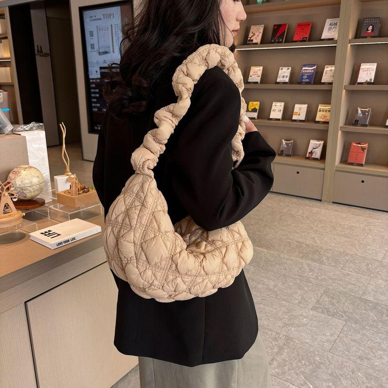 Borsa a tracolla da donna con coulisse, versatile, nuova, plissettata, grande capacità, ricamata, modello nuvola, Niche_voghion.com