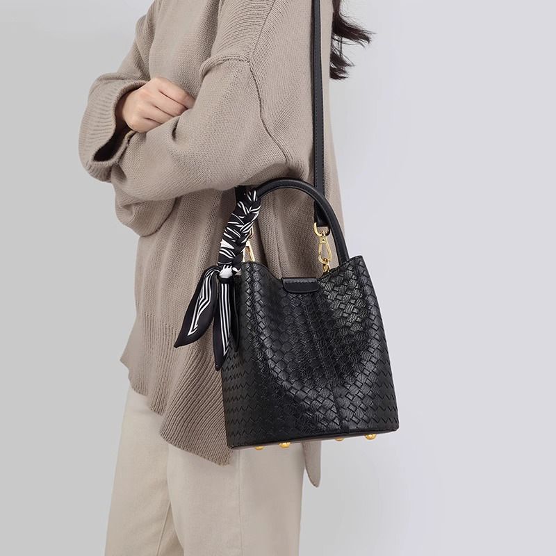 This Year's Trendy Bucket 2025 New Quilted Versatile Wo's High-end Handbag Single Shoulder Small Crossbody Bag For_voghion.com