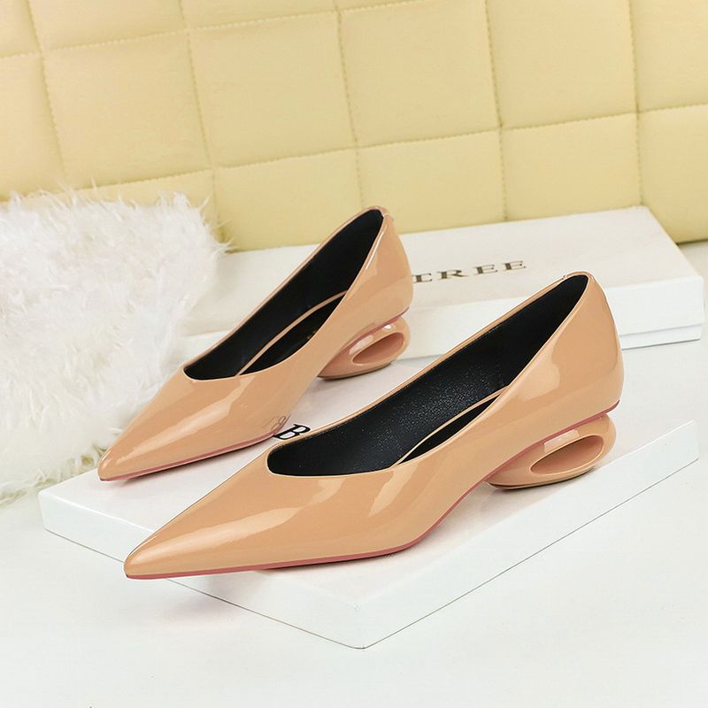 Scarpe singole da donna comode con tacco basso e punta a un pedale, in pelle verniciata, con tacco a forma speciale francese_voghion.com
