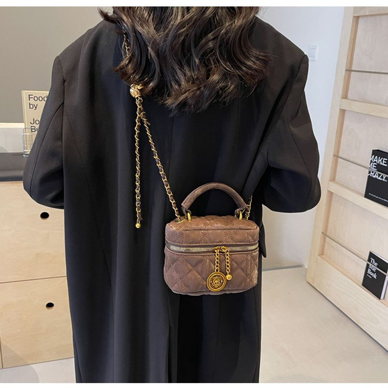 2024 New Retro Lingge Chain Unique Design Crossbody Women's High Quality Texture Handheld Bucket Shoulder Bag_voghion.com