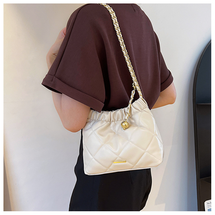 Crossbody-väska för kvinnor, mjukt läder, stor kapacitet Modeveckad kedja Axelväska Fritidsväska Crossbody-väska med dragsko_voghion.com
