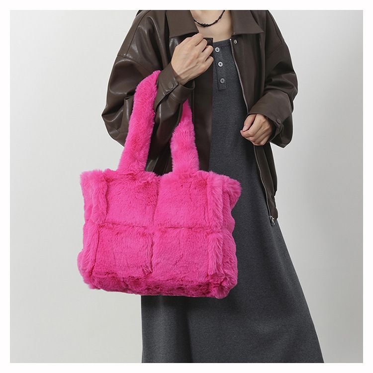 Piccola borsa a mano in pelliccia di nicchia per donna, nuova moda autunno e inverno 2024, borsa a mano in peluche di grande capacità_voghion.com
