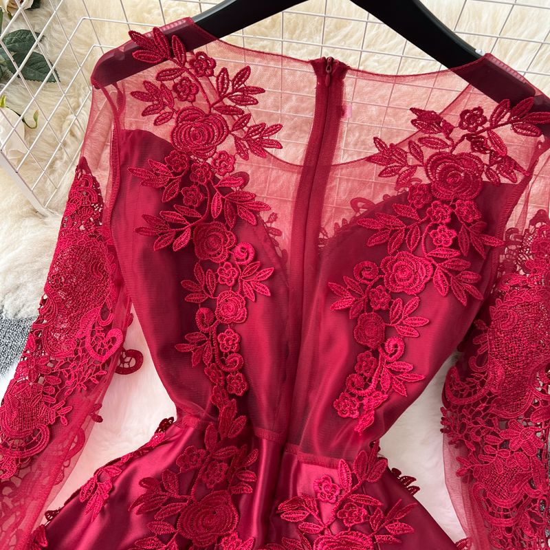 Abito da donna in rete a maniche lunghe, elegante abito rosso ricamato in rete a maniche lunghe – elegante abito da banchetto con silhouette a trapezio e vita alta_voghion.com