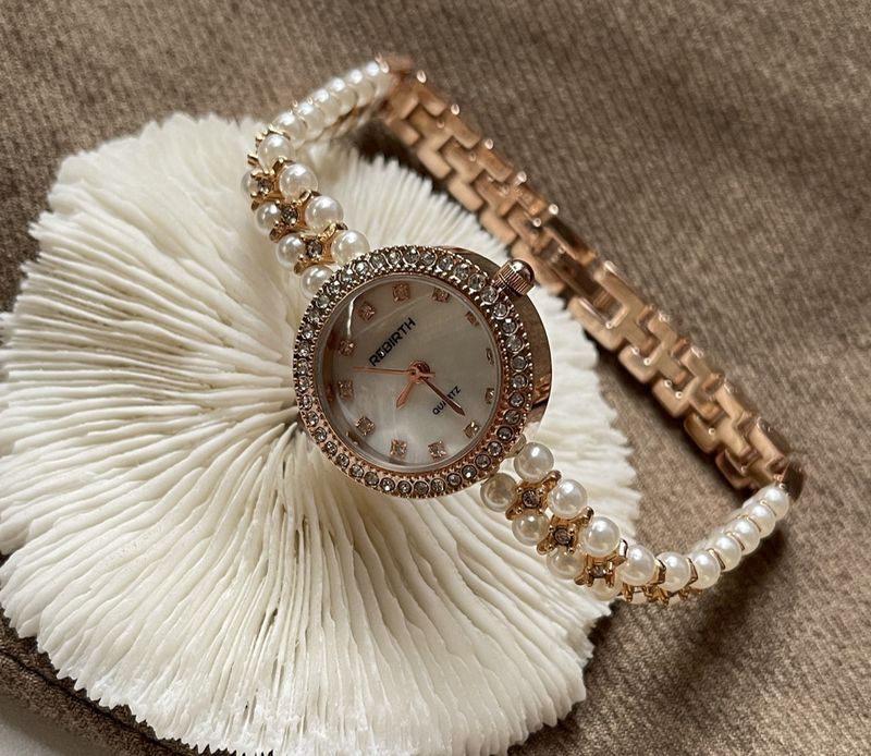 Nuovo orologio da donna di lusso leggero con bracciale in perle, squisito quadrante piccolo in madreperla di alto valore_voghion.com
