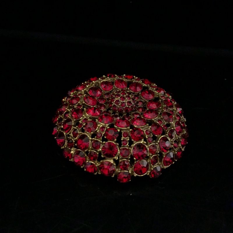 Corpetto con gemme rosse e diamanti in stile palazzo vintage, spilla tutto in uno_voghion.com