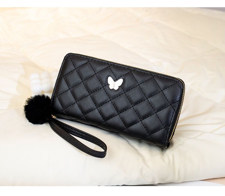 Vintage lang pung med sommerfugledetaljer og quiltet design - Elegant Chanel-inspireret møntpung med pompon-vedhæng og plads til flere kort_voghion.com