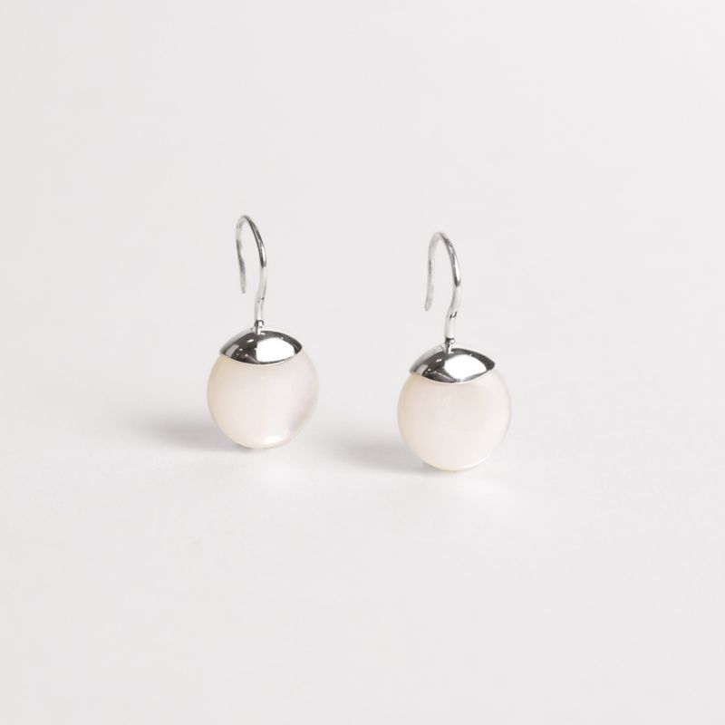 Elegante Ohrringe aus 18 Karat vergoldetem Messing mit schwarzem Onyx und weißem Perlmutt, minimalistisches geometrisches Design_voghion.com