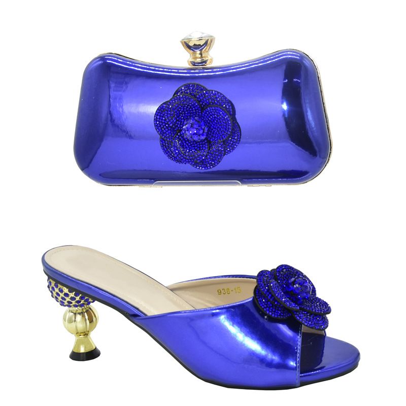 Kombinéiert den Owend mat glänzende Sandalen mat héijen Absätz a ronnem Fëschmond an engem Clutch-Set mat dräidimensionalen Decals_voghion.com