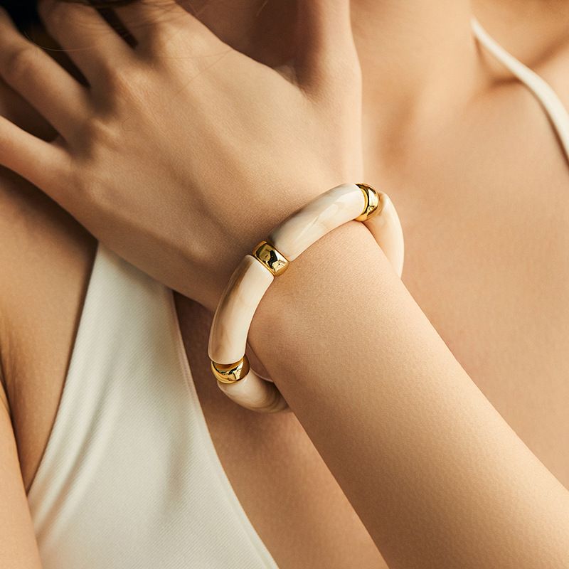 Bracelet en acrylique fait main - Bloc de couleurs audacieux et effet marbre (manchette épaisse surdimensionnée, bijoux en résine artistique, accessoire unisexe tendance)_voghion.com