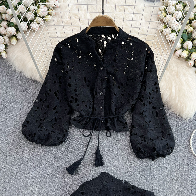 Conjunto feminino de duas peças com camisa curta e manga lanterna, cintura alta e saia justa em A_voghion.com
