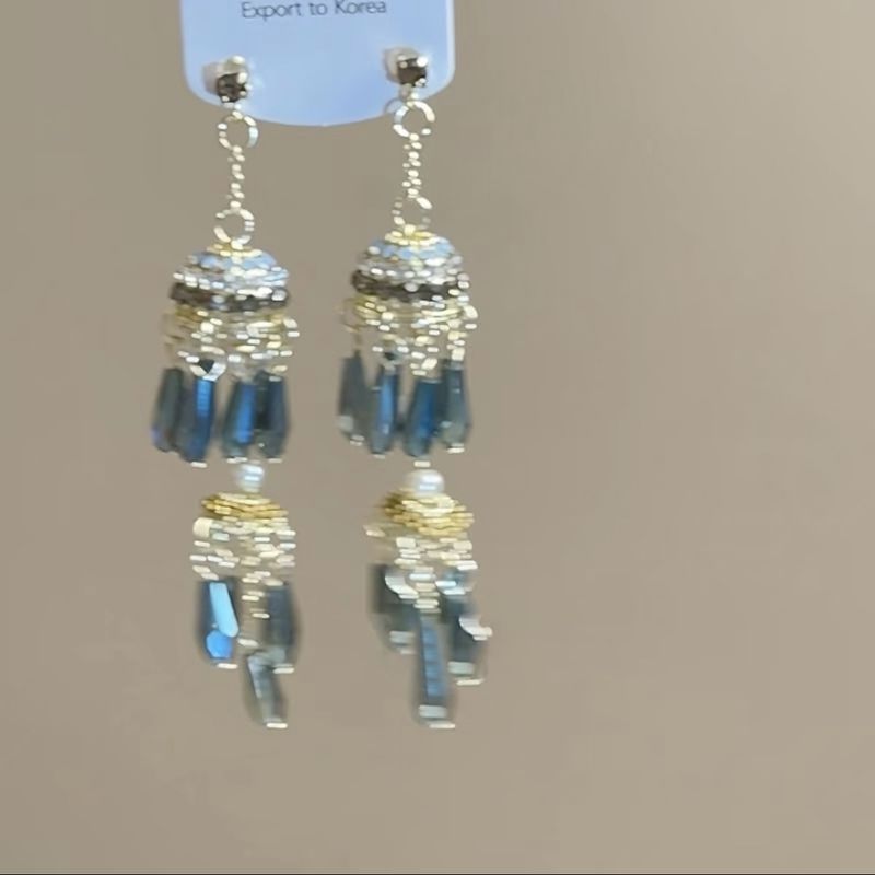 Orecchini versatili di alta moda di lusso con nappa di cristallo e fiore di diamanti intarsiati con ago d'argento_voghion.com