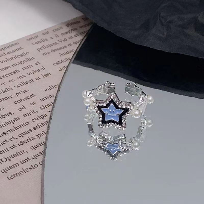 Anello regolabile aperto con faccina sorridente smaltata azzurra, simbolo della personalità hip hop, stella portafortuna_voghion.com