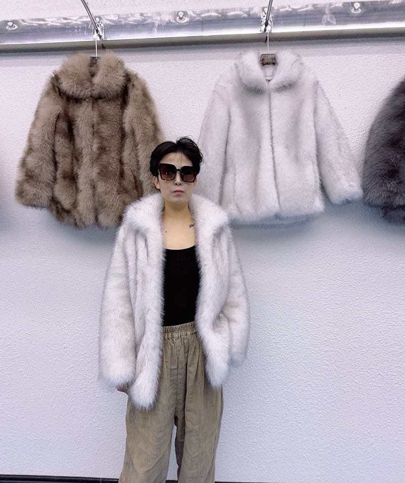 Damenmantel aus Kunstfuchspelz – Warme lange Pufferjacke für den Winter (Blaufuchs, Weiß/Cremegrau, S-L)_voghion.com