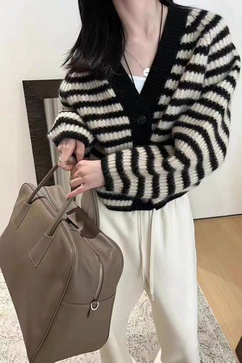 Chic Striped Knit Cardigan – Oversized V-Neck Button-Up Sweater (One Size, Cozy & Trendy)_voghion.com