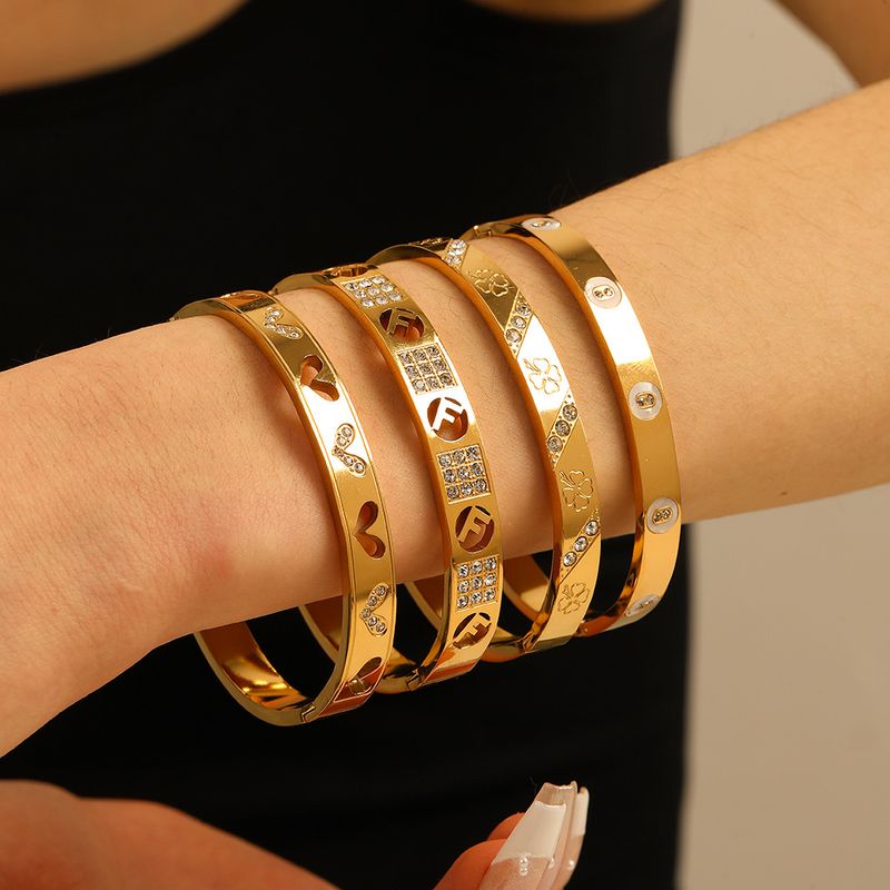 Bracelet en acier inoxydable plaqué or - Bracelet géométrique creux avec breloques en forme de trèfle et de cœur, initiales personnalisées pour femmes et adolescentes, réglable, hypoallergénique_voghion.com