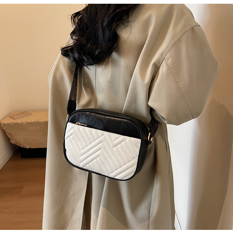 2023 Új Női Táska Koreai Kiadású Divatos Kameratáska Kontrasztos Színű Egyoldalas Válltáska Egyszerű Széles Vállpántos Crossbody Táska_voghion.com